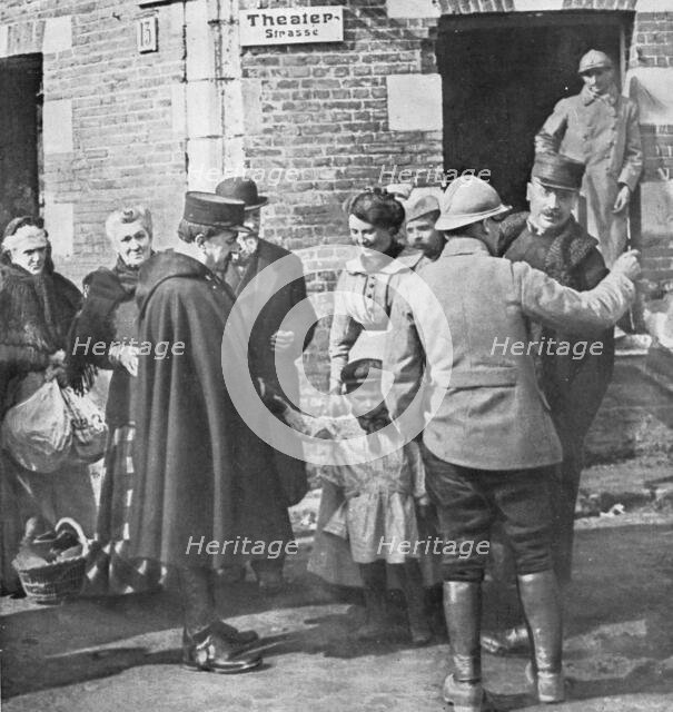 'Delivres ! ; Le prefet de la Somme est venu saluer ses administres delivres: le voici a Roye, press Creator: Unknown.