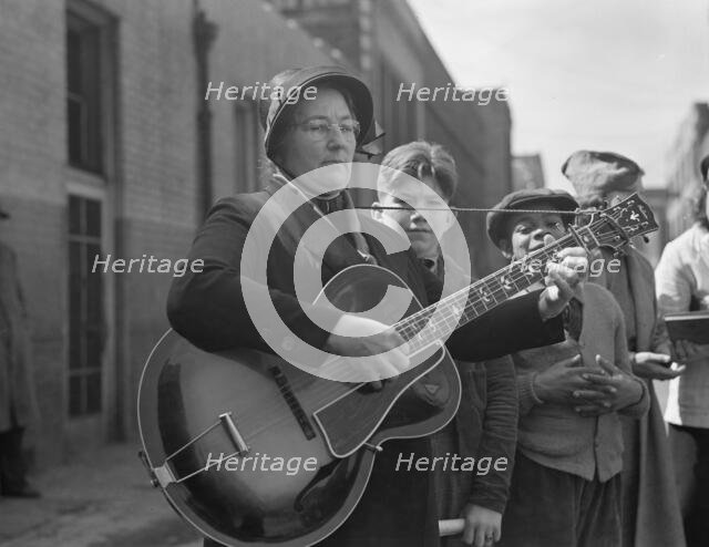 Solo, Salvation Army, San Francisco, California, 1939. Creator: Dorothea Lange.
