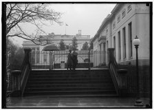 White House gate, between 1914 and 1918. Creator: Harris & Ewing.