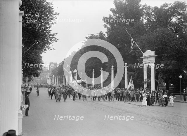Confederate Reunion - Parade Passing Through Court of Honor, 1917. Creator: Harris & Ewing.