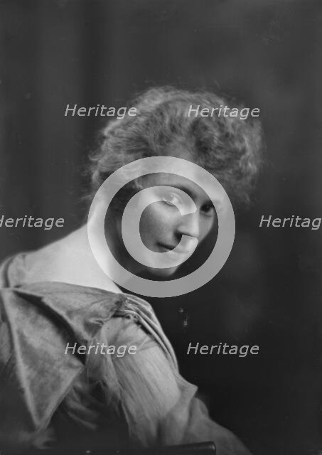 Mrs. Irving Olds, portrait photograph, 1918 Mar. 27. Creator: Arnold Genthe.