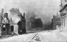 'Le entrée dans Cambrai; Une rue du centre de la ville en feu; l'ennemi en retraite avait..., 1918. Creator: Unknown.