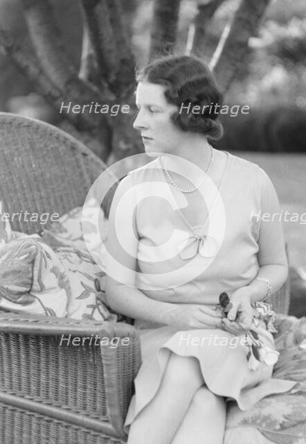 Moseley, F.S., Mrs., seated outdoors, 1931 June 14. Creator: Arnold Genthe.
