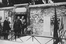 'La Visite de Pershing a La Fayette; Le general, devant la tombe de La Fayette: a sa droite..., 1917 Creator: Unknown.