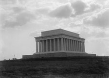 Lincoln Memorial - Complete, 1917. Creator: Harris & Ewing.