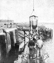 'A bord des sous-marins allemands; Embarquement de mines et torpilles avant le depart..., 1918. Creator: Unknown.