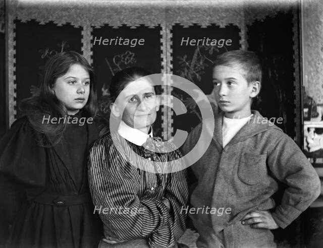 Elizabeth Esplain L'Estrange & her children Mary Elizabeth ( Girlie ) L'Estrange & Frederick...1899. Creator: Robert Augustus Henry L'Estrange.