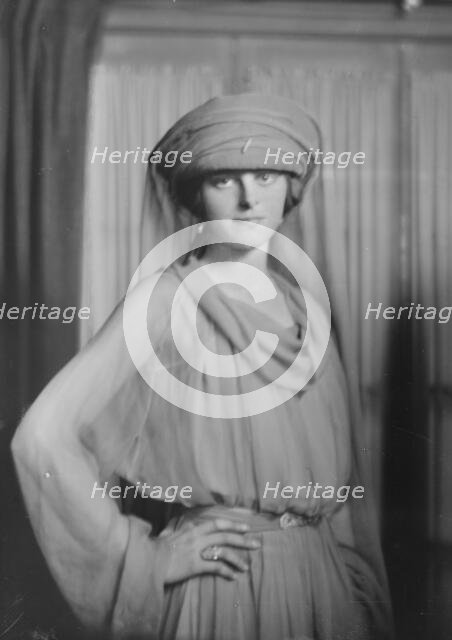 Miss Kervin, portrait photograph, 1918 June. Creator: Arnold Genthe.