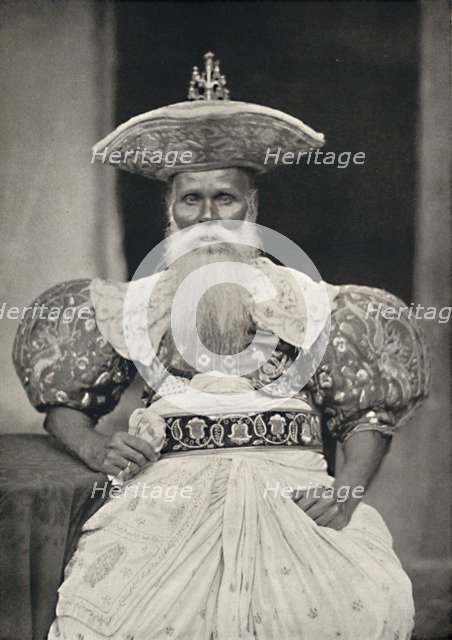 'Ortsvorstand in Kandy in der altsinghalesischen Tracht', 1926. Artist: Unknown.