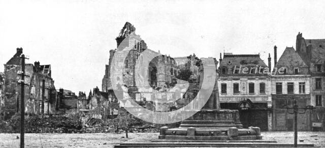 ''La pression Croissante de Foch; les ruines de la collegiale de Saint-Quentin degagee..., 1918. Creator: Unknown.