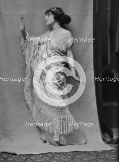 Namara-Toye, Mme., portrait photograph, 1912. Creator: Arnold Genthe.
