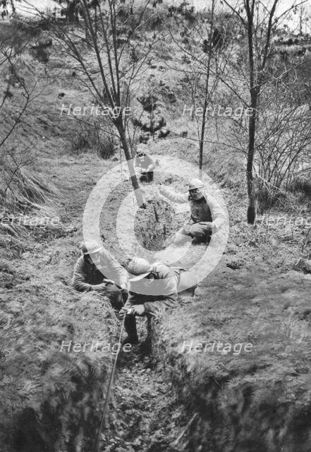 'Le telephone a l'arriere du front; apres un bombardement, les sapeurs telephonistes..., 1918. Creator: Unknown.