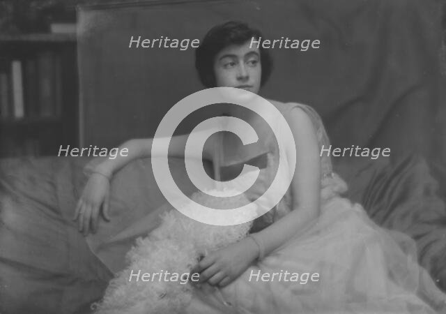 Sinsheimer, H., Miss, portrait photograph, 1916 Apr. 20. Creator: Arnold Genthe.