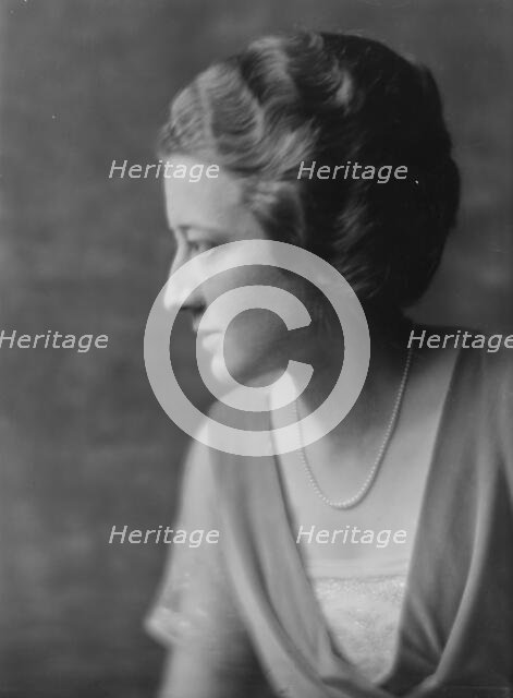 Andrews, E., Miss, portrait photograph, 1916. Creator: Arnold Genthe.