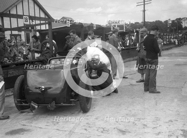 LCC Relay GP, Brooklands, 25 July 1931. Artist: Bill Brunell.