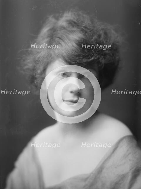 Walmsley, Isabel, Mrs., portrait photograph, 1914. Creator: Arnold Genthe.