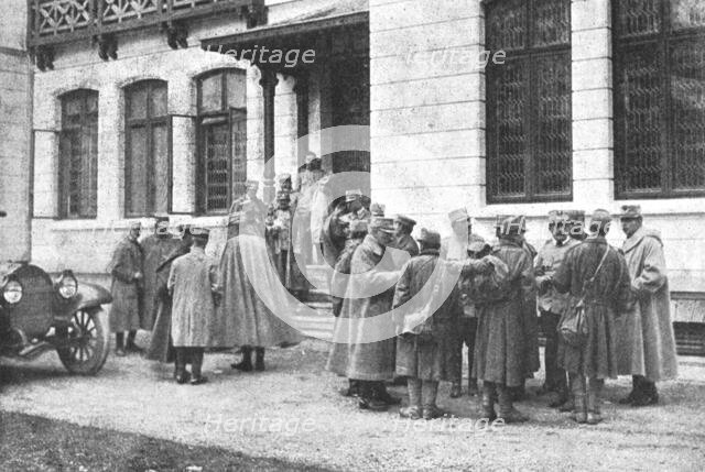 'Sur le front Roumain; devant le quartier general : officiers interrogeant des prisonniers..., 1916. Creator: Unknown.