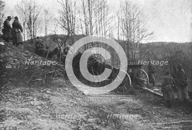 'Sur le front Roumain; batterie d'artillerie roumaine dans un chemin de montagne', 1916. Creator: Unknown.