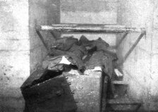'L'Arret du repli allemand; Le plus odieux pillage: cercueils fractures et vides de leurs cendres da Creator: Unknown.