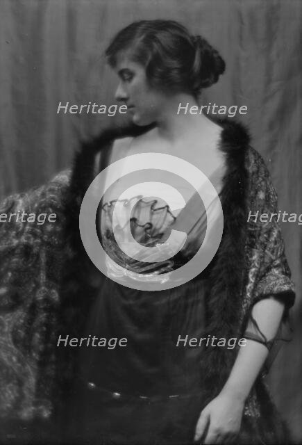 Damrosch, Alice, Miss, portrait photograph, 1913 Dec. 18. Creator: Arnold Genthe.