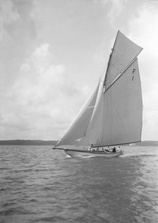 The International 10 Metre class 'Irex' (F1) sailing close-hauled, 1911. Creator: Kirk & Sons of Cowes.