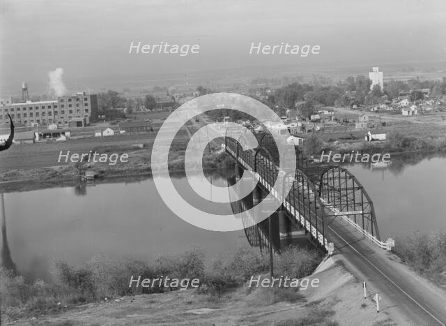 Sugar beet factory (Amalgamated Sugar Company) along..., Nyssa, Malheur County, Oregon, 1939. Creator: Dorothea Lange.
