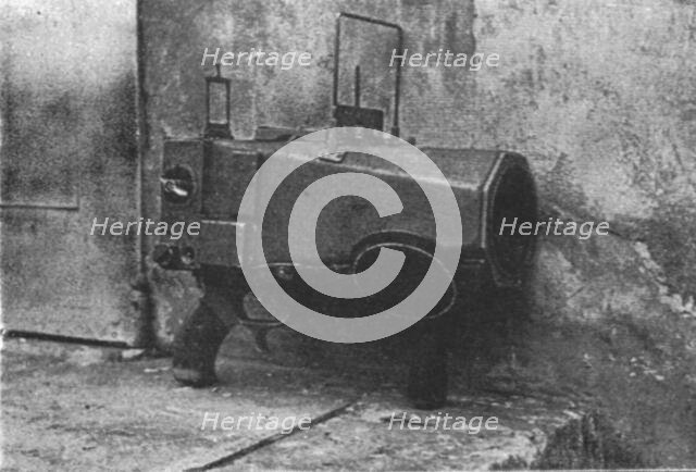 'Pistolet telephotographique des Aviateurs allemands; l'appareil vu du cote droit', 1916. Creator: Unknown.