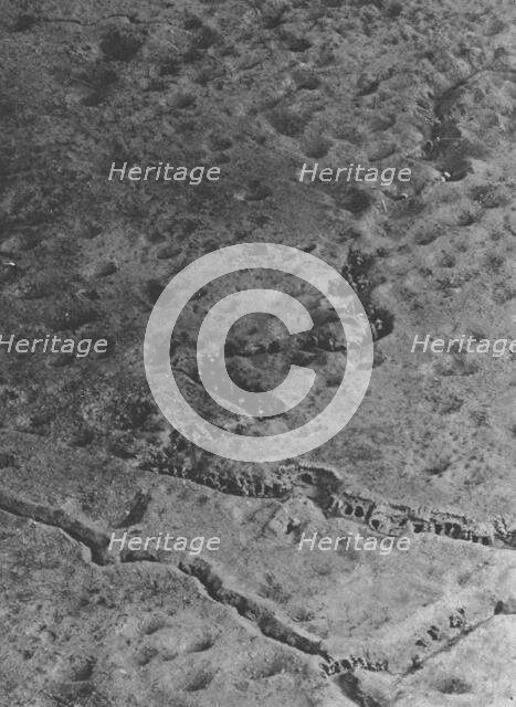 'La bataille de la Somme vue d'un aeroplane, a 200 metres de hauteur; Pendant l'attaque de..., 1916. Creator: Unknown.