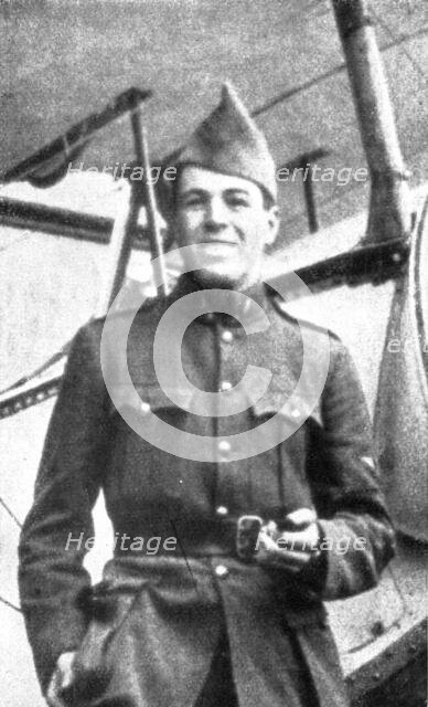 'Les Etats-Unis dans la guerre; Le sergent aviateur americain Victor Chapman, tombe..., (1917).  Creator: Unknown.