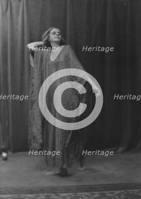 Herundean, Helen, Miss, portrait photograph, 1916 Oct. 12. Creator: Arnold Genthe.