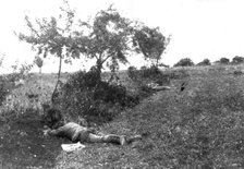 'L'immense champ de Bataille; Entre Meaux et Vareddes, des soldats allemands tombes', 1914. Creator: Unknown.