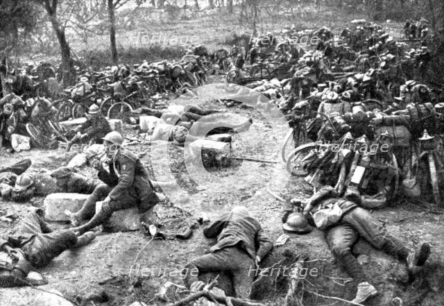 ' Sur le Marne; une compagnie de chasseurs cyclistes faisant la pause, apres une longue..., 1918. Creator: Unknown.