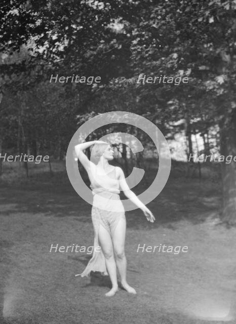 Elizabeth Duncan dancers, between 1916 and 1941. Creator: Arnold Genthe.