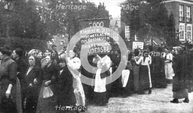 'Les manifestations contre "la vie chere" en Hollande; manifestation faminine a Amsterdam..., 1916. Creator: Unknown.