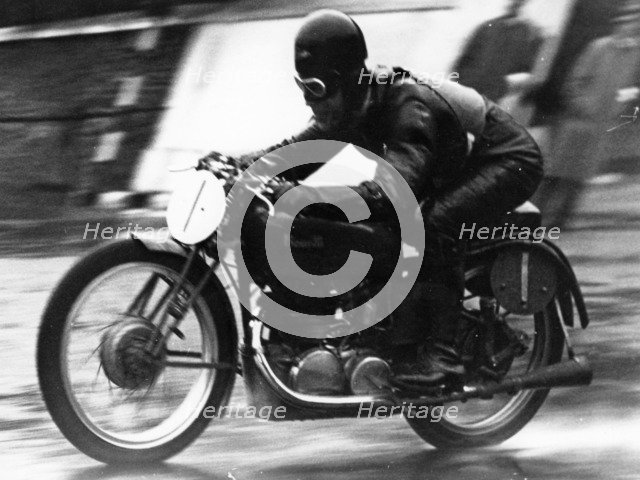 Ted Mellors winning the Lightweight TT Isle of Man race, on a 1939 Benelli, 1939. Artist: Unknown