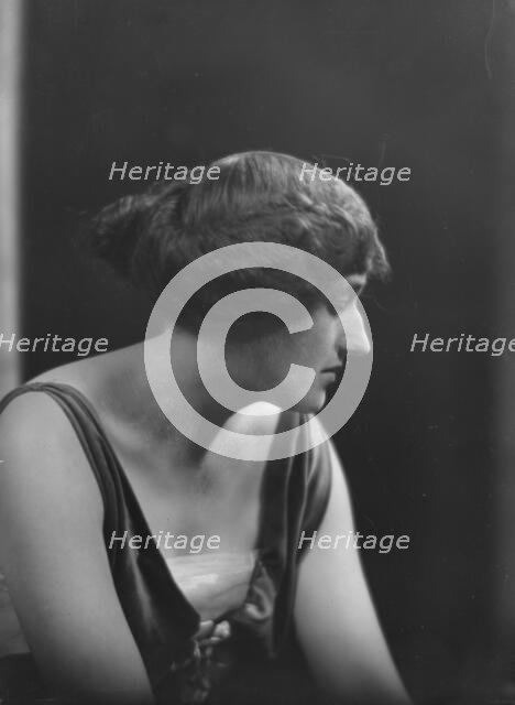 Miss Katherine Richards, portrait photograph, 1917 Dec. Creator: Arnold Genthe.