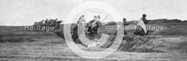 ''Sur le front Russe; Infanterie russe s'elancant a l'attaque', 1914. Creator: Unknown.