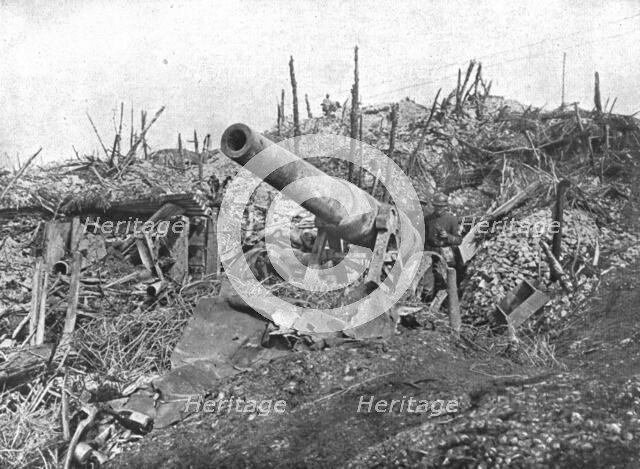 'Le Champ de Bataille de Combles; Un canon allemand de 150 abandonne par l'ennemi dans le bois Louag Creator: Unknown.