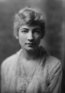 Carr, H.C., Mrs. (Dorothy Dunn), portrait photograph, between 1914 and 1918. Creator: Arnold Genthe.