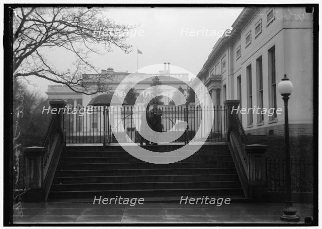 White House gate, between 1914 and 1918. Creator: Harris & Ewing.