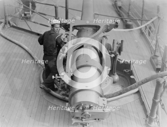 6' gun on NEW YORK, between c1910 and c1915. Creator: Bain News Service.