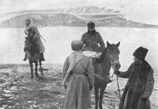 'Sur la route de Trebizonde; L'interrogatoire d'officier turc prisonnier qui, les..., 1916 (1924) Creator: Unknown.