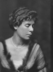 Cramer, Elizabeth, Miss, portrait photograph, 1915. Creator: Arnold Genthe.