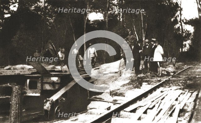 ' Du Tardennois a la Picardie; M. Clemenceau devant l'emplacement d'une piece allemande..., 1918. Creator: Unknown.