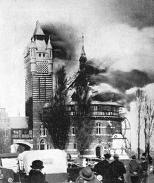 The Shakespeare Memorial Theatre being destroyed by fire, March 1926 (1936). Artist: Unknown