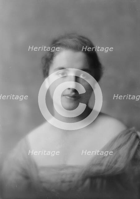 Kauffman, Martin, Mrs., portrait photograph, 1917 Oct. 15. Creator: Arnold Genthe.