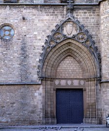 Gate of the church of the Monastery of Pedralbes, façade with the badge of Queen Elisenda.