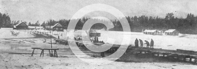 'La Diversion Russe de Bukovine, Petrograd, janvier 1916; Etablissement d'un pont le..., 1916. Creator: Unknown.