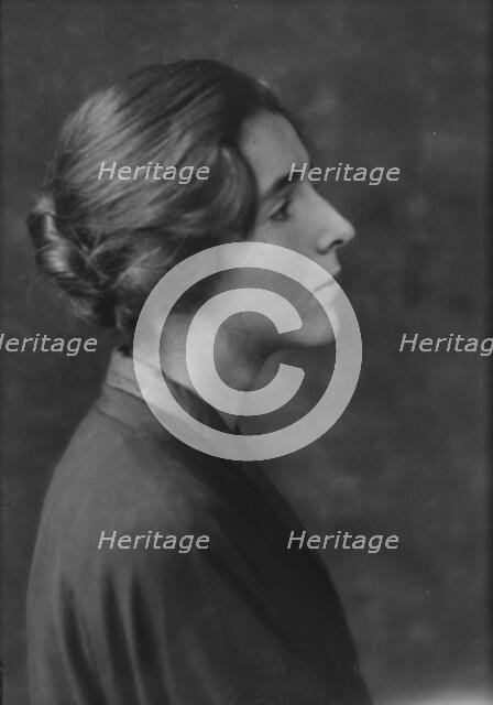 Clark, Estelle, Miss, portrait photograph, 1915 Nov. 2 or Nov. 4. Creator: Arnold Genthe.