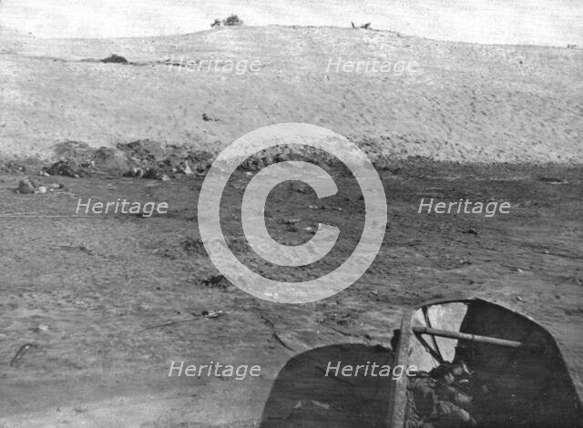 'Sur le Canal de Suez; Apres l'ataque de Toussoum: les cadavres turcs sur le berge..., 1915 (1924). Creator: Unknown.